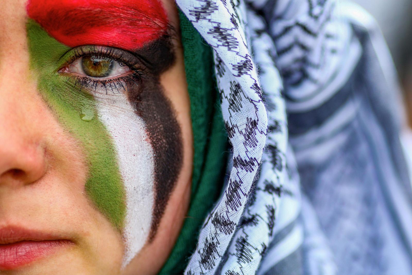 22.05.2021., Sarajevo, Bosna i Hercegovina - Ispred sarajevske Vijecnice okupilo se nekoliko stotina gradjana kako bi poslali poruku podrske narodu Palestine.  Photo: Armin Durgut/PIXSELL