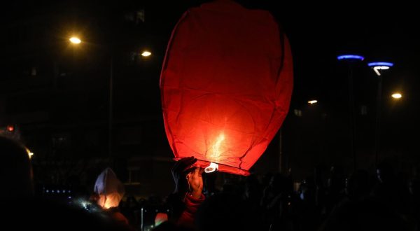 22, February, 2021, Novi Sad- Novi Sad residents, as well as admirers from other cities, said goodbye to Djordje Balasevic, the ambassador of Novi Sad and the ambassador of Vojvodina, near the Danube, to the victims of the raid on the quay called Djolet's poems, while the fortress was illuminated by the figure of the great Balasevic. Photo: B.B./ATAImagesrr22, februar, 2021, Novi Sad - Novosadjani, ali i postovaoci iz drugih gradova oprostili su se od Djordja Balasevica, ambasadora Novog Sada i ambasadora Vojvodine, kraj Dunava, na Keju zrtava racije na skupu pod nazivom "Noc kada je Djole preplivao Dunav", a gradjani su pustali lampione i u tisni slusali Djoletove pesme, dok je tvrdjuavu obasjavao lik velikog Balasevica. Photo: B.B./ATAImages