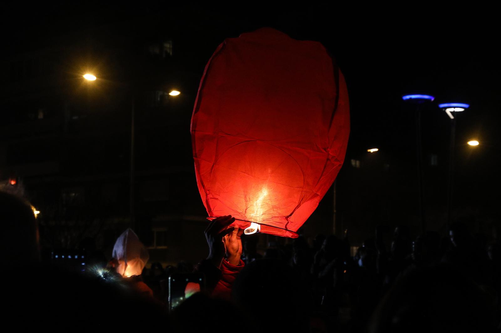 22, February, 2021, Novi Sad- Novi Sad residents, as well as admirers from other cities, said goodbye to Djordje Balasevic, the ambassador of Novi Sad and the ambassador of Vojvodina, near the Danube, to the victims of the raid on the quay called Djolet's poems, while the fortress was illuminated by the figure of the great Balasevic. Photo: B.B./ATAImagesrr22, februar, 2021, Novi Sad - Novosadjani, ali i postovaoci iz drugih gradova oprostili su se od Djordja Balasevica, ambasadora Novog Sada i ambasadora Vojvodine, kraj Dunava, na Keju zrtava racije na skupu pod nazivom "Noc kada je Djole preplivao Dunav", a gradjani su pustali lampione i u tisni slusali Djoletove pesme, dok je tvrdjuavu obasjavao lik velikog Balasevica. Photo: B.B./ATAImages