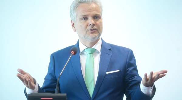 22.05.2023., Sarajevo, Bosna i Hercegovina - Zamjenik predsjedavajuceg Vijeca ministara BiH i ministar financija i trezora Zoran Tegeltija i direktorica Ureda Evropske banke za obnovu i razvoj (EBRD) u BiH Manuela Naessl potpisali su danas u Sarajevu tri sporazuma o grantu Europske unije, ukupne vrijednosti 43,8 milijuna eura.

 Photo: Armin Durgut/PIXSELL