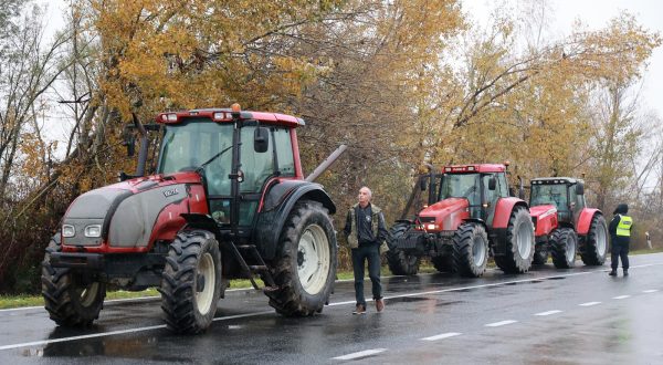 2.11.2023., Zupanja - Svinjogojci traktorima prosvjeduju na granicnom prijelazu Zupanja - Orasje (Bosna i Hercegovina) zbog nezadovoljstva mjerama koje drzava provodi u suzbijanju africke svinjske kuge. Photo: Davor Javorovic/PIXSELL