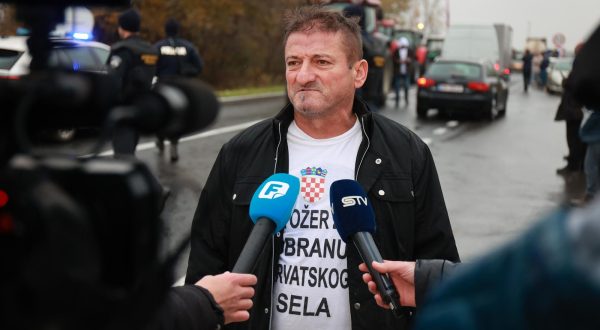 22.11.2022., Zupanja - Prosvjed svinjogojaca koji su nezadovoljni mjerama koje drzava provodi u suzbijanju africke svinjske kuge. Dosli su traktorima na granicu i prosvjedovali na cestama u Vukovarsko-srijemskoj zupanije. Tomislav Pokrovac Photo: Davor Javorovic/PIXSELL