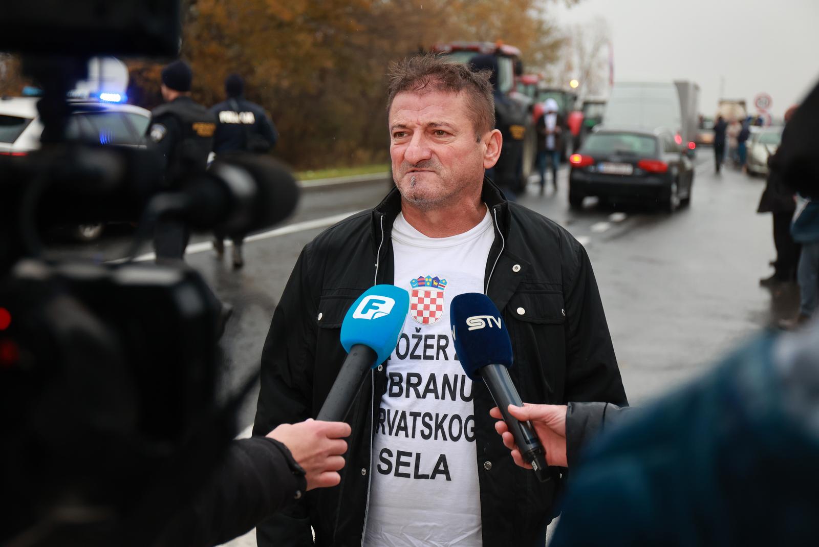 22.11.2022., Zupanja - Prosvjed svinjogojaca koji su nezadovoljni mjerama koje drzava provodi u suzbijanju africke svinjske kuge. Dosli su traktorima na granicu i prosvjedovali na cestama u Vukovarsko-srijemskoj zupanije. Tomislav Pokrovac Photo: Davor Javorovic/PIXSELL