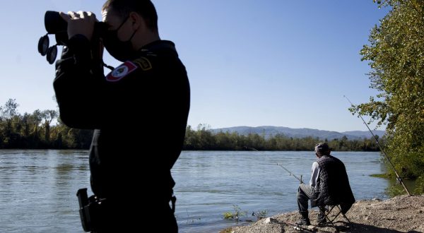 22.10.2020., Zvornik, Bosna i Hercegovina - Rijeka Drina prirodna je granica izmedju BiH i Srbije, takodjer i posljednja rijeka koju migranti moraju prijeci kako bi se domogli BiH, a kasnije Hrvatske i EU. U Zvorniku i regiji granicna policija pokriva oko 130 km granice, a po sistematizaciji GPBiH trenutno nedostaje vise od 300 policijskih sluzbenika za obavljanje redovnih aktivnosti u nadzoru granice i cak 1300 policijskih sluzbenika kako bi se adekvatno odgovorilo na zastitu granice u migrantskoj krizi. S ciljem nadilazenja problema kadrovske ne popunjenosti, kontinuirano se kao ispomoc GPBiH angaziraju policijski sluzbenici Direkcije za koordinaciju policijskih tijela BiH i Drzavne agencije za istrage i zastitu BiH, te Ministarsvo unutrasnjih poslova Republike Srpske. Prema podaci IOM-a u BiH je ove godine uslo 13,350 migranata, a prema podacima GPBiH, oni su odvratili 10,449 migranata i otkrili 35 kaznenih djela "krijumcarenje ljudi". S dolaskom jeseni, tranzit migranata iz Srbije u BiH je sve manji zbog hladnog vremena i visokog vodostaja Drine, ali migranti se vracaju u Srbiju, zbog boljih prihvatnih centara. rPhoto: Armin Durgut/PIXSELL
