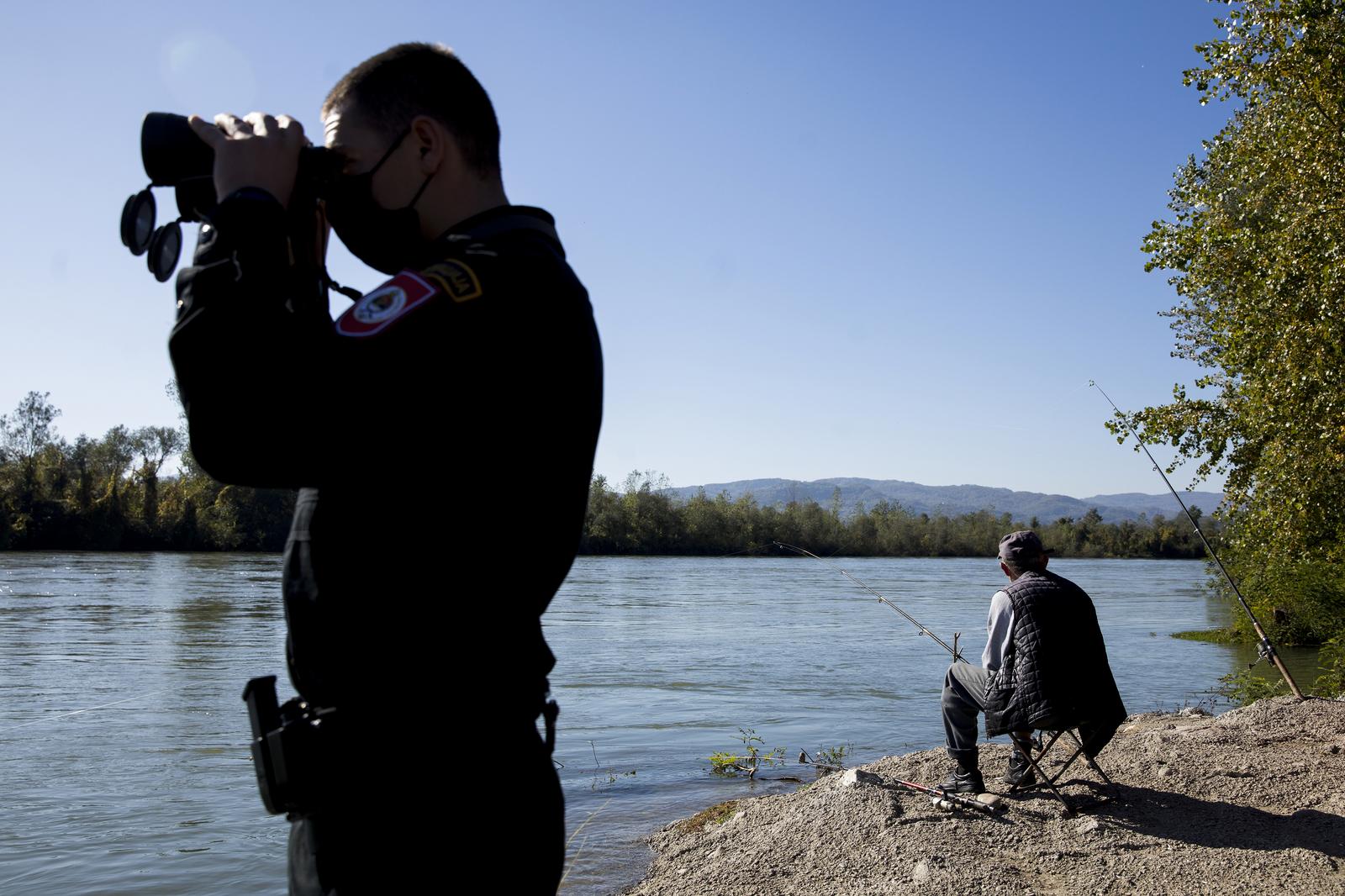 22.10.2020., Zvornik, Bosna i Hercegovina - Rijeka Drina prirodna je granica izmedju BiH i Srbije, takodjer i posljednja rijeka koju migranti moraju prijeci kako bi se domogli BiH, a kasnije Hrvatske i EU. U Zvorniku i regiji granicna policija pokriva oko 130 km granice, a po sistematizaciji GPBiH trenutno nedostaje vise od 300 policijskih sluzbenika za obavljanje redovnih aktivnosti u nadzoru granice i cak 1300 policijskih sluzbenika kako bi se adekvatno odgovorilo na zastitu granice u migrantskoj krizi. S ciljem nadilazenja problema kadrovske ne popunjenosti, kontinuirano se kao ispomoc GPBiH angaziraju policijski sluzbenici Direkcije za koordinaciju policijskih tijela BiH i Drzavne agencije za istrage i zastitu BiH, te Ministarsvo unutrasnjih poslova Republike Srpske. Prema podaci IOM-a u BiH je ove godine uslo 13,350 migranata, a prema podacima GPBiH, oni su odvratili 10,449 migranata i otkrili 35 kaznenih djela "krijumcarenje ljudi". S dolaskom jeseni, tranzit migranata iz Srbije u BiH je sve manji zbog hladnog vremena i visokog vodostaja Drine, ali migranti se vracaju u Srbiju, zbog boljih prihvatnih centara. rPhoto: Armin Durgut/PIXSELL