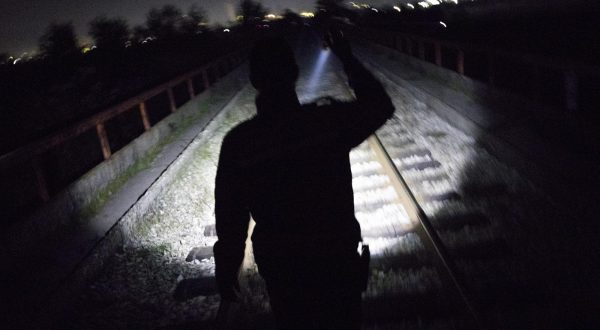 22.10.2020., Zvornik, Bosna i Hercegovina - Rijeka Drina prirodna je granica izmedju BiH i Srbije, takodjer i posljednja rijeka koju migranti moraju prijeci kako bi se domogli BiH, a kasnije Hrvatske i EU. U Zvorniku i regiji granicna policija pokriva oko 130 km granice, a po sistematizaciji GPBiH trenutno nedostaje vise od 300 policijskih sluzbenika za obavljanje redovnih aktivnosti u nadzoru granice i cak 1300 policijskih sluzbenika kako bi se adekvatno odgovorilo na zastitu granice u migrantskoj krizi. S ciljem nadilazenja problema kadrovske ne popunjenosti, kontinuirano se kao ispomoc GPBiH angaziraju policijski sluzbenici Direkcije za koordinaciju policijskih tijela BiH i Drzavne agencije za istrage i zastitu BiH, te Ministarsvo unutrasnjih poslova Republike Srpske. Prema podaci IOM-a u BiH je ove godine uslo 13,350 migranata, a prema podacima GPBiH, oni su odvratili 10,449 migranata i otkrili 35 kaznenih djela "krijumcarenje ljudi". S dolaskom jeseni, tranzit migranata iz Srbije u BiH je sve manji zbog hladnog vremena i visokog vodostaja Drine, ali migranti se vracaju u Srbiju, zbog boljih prihvatnih centara. Policija kontrolira zeljeznicki most, jedinu kopnenu granica sa Srbijom u ovoj regiji (osim granicnog prijelaza) na kojoj migranti pokusavaju ilegalno prijeci granicu. Photo: Armin Durgut/PIXSELL
