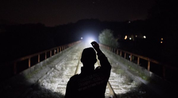 22.10.2020., Zvornik, Bosna i Hercegovina - Rijeka Drina prirodna je granica izmedju BiH i Srbije, takodjer i posljednja rijeka koju migranti moraju prijeci kako bi se domogli BiH, a kasnije Hrvatske i EU. U Zvorniku i regiji granicna policija pokriva oko 130 km granice, a po sistematizaciji GPBiH trenutno nedostaje vise od 300 policijskih sluzbenika za obavljanje redovnih aktivnosti u nadzoru granice i cak 1300 policijskih sluzbenika kako bi se adekvatno odgovorilo na zastitu granice u migrantskoj krizi. S ciljem nadilazenja problema kadrovske ne popunjenosti, kontinuirano se kao ispomoc GPBiH angaziraju policijski sluzbenici Direkcije za koordinaciju policijskih tijela BiH i Drzavne agencije za istrage i zastitu BiH, te Ministarsvo unutrasnjih poslova Republike Srpske. Prema podaci IOM-a u BiH je ove godine uslo 13,350 migranata, a prema podacima GPBiH, oni su odvratili 10,449 migranata i otkrili 35 kaznenih djela "krijumcarenje ljudi". S dolaskom jeseni, tranzit migranata iz Srbije u BiH je sve manji zbog hladnog vremena i visokog vodostaja Drine, ali migranti se vracaju u Srbiju, zbog boljih prihvatnih centara. Policija kontrolira zeljeznicki most, jedinu kopnenu granica sa Srbijom u ovoj regiji (osim granicnog prijelaza) na kojoj migranti pokusavaju ilegalno prijeci granicu. Photo: Armin Durgut/PIXSELL