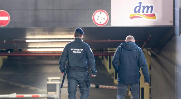 23.11.2023., Zagreb - Policija ispred zgrade Kvaternik Plaza gdje je u tijeku pretres. Photo: Matija Habljak/PIXSELL
