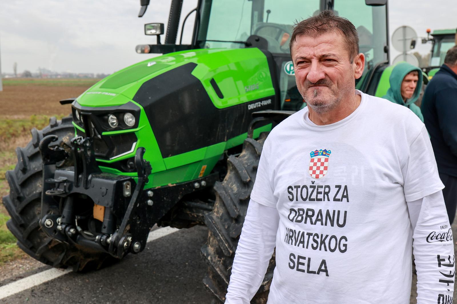 23.11.2023., Zupanja -  Nastavlja se prosvjed slavonskih poljoprivrednika nezadovoljnih vladinim mjerama suzbijanja africke svinjske kuge. Jutros su blokirali prometnice i granicni prijelaz Zupanja-Orasje i prijete da ce traktori na cestama ostati dok se ne ispune njihovi zahtjevi. Tomislav Pokrovac, predsjednik Stožera za obranu hrvatskog sela. Photo: Davor Javorovic/PIXSELL