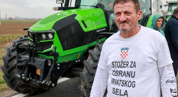 23.11.2023., Zupanja -  Nastavlja se prosvjed slavonskih poljoprivrednika nezadovoljnih vladinim mjerama suzbijanja africke svinjske kuge. Jutros su blokirali prometnice i granicni prijelaz Zupanja-Orasje i prijete da ce traktori na cestama ostati dok se ne ispune njihovi zahtjevi. Tomislav Pokrovac, predsjednik Stožera za obranu hrvatskog sela. Photo: Davor Javorovic/PIXSELL