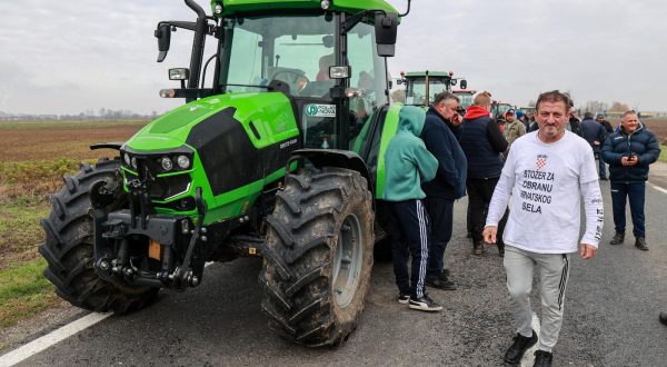 23.11.2023., Zupanja -  Nastavlja se prosvjed slavonskih poljoprivrednika nezadovoljnih vladinim mjerama suzbijanja africke svinjske kuge. Jutros su blokirali prometnice i granicni prijelaz Zupanja-Orasje i prijete da ce traktori na cestama ostati dok se ne ispune njihovi zahtjevi. Tomislav Pokrovac, predsjednik Stožera za obranu hrvatskog sela. Photo: Davor Javorovic/PIXSELL