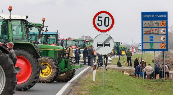 23.11.2023., Zupanja -  Nastavlja se prosvjed slavonskih poljoprivrednika nezadovoljnih vladinim mjerama suzbijanja africke svinjske kuge. Jutros su blokirali prometnice i granicni prijelaz Zupanja-Orasje i prijete da ce traktori na cestama ostati dok se ne ispune njihovi zahtjevi. Photo: Davor Javorovic/PIXSELL