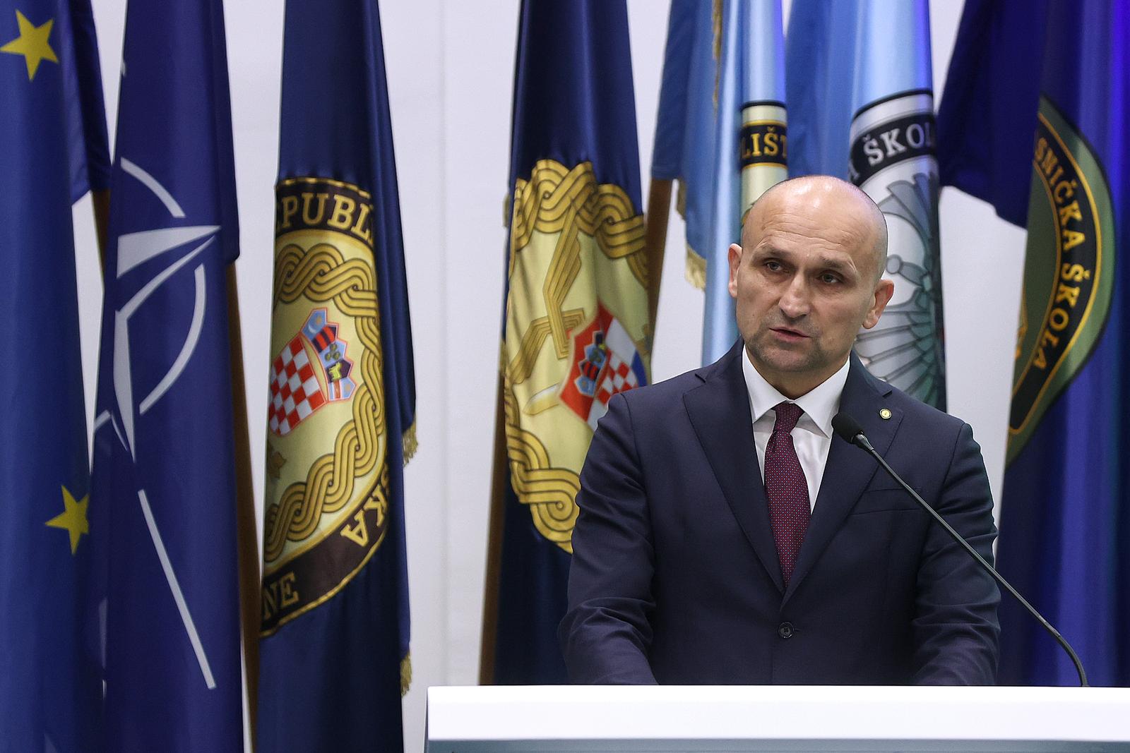 23.11.2023., Hrvatsko vojno uciliste Dr. Franjo Tudjman, Zagreb - Predsjednik Republike Hrvatske Zoran Milanovic i vrhovni zapovjednik Oruzanih snaga Republike Hrvatske i potpredsjednik Vlade RH i ministar obrane Ivan Anusic sudjelovali su na promociji novih casnika Oruzanih snaga Republike Hrvatske i dodjeli prvih casnickih cinova zdravstvene sluzbe na Hrvatskom vojnom ucilistu Dr. Franjo Tudjman. Novi ministar i predsjednik po prvi puta su se sreli i rukovali. Ivan Anusic.  Photo: Goran Stanzl/PIXSELL