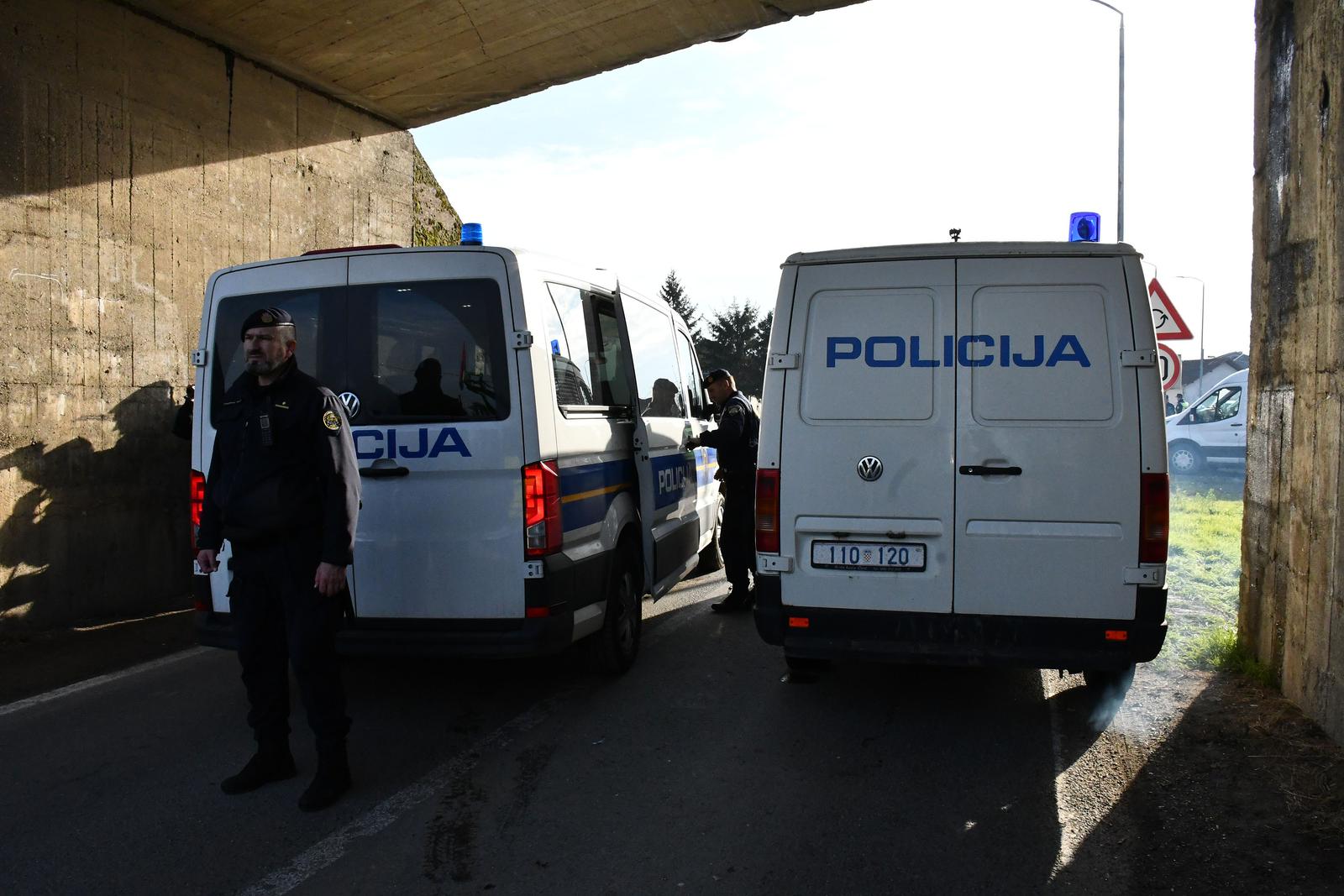 23.11.2023., Slavonski Šamac - Prosvjednici traktorima blokirali prometnicu Babina Greda - Slavonski Šamac koja vodi prema graničnom prijelazu s BiH. Photo: Ivica Galovic/PIXSELL