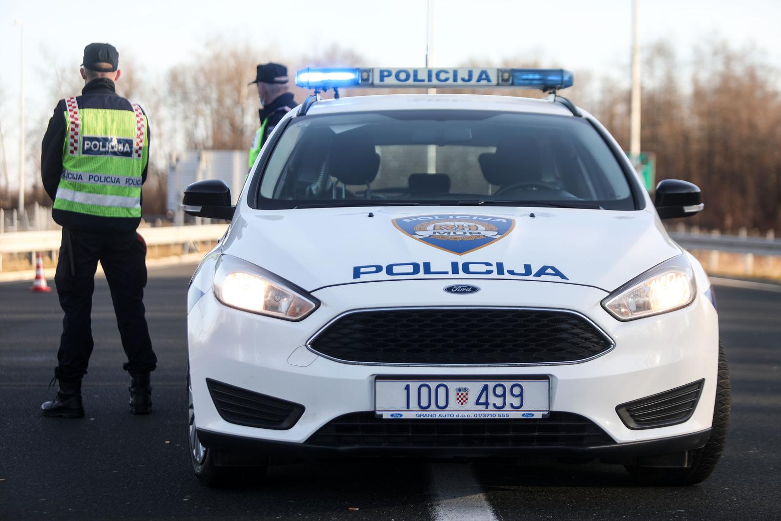 23.12.2020., Lekenik - Policija kontrolira propusnice na izlazu s autoceste prema Sisku kod Lekenika. Od danas je na snazi zabrana napustanja zupanija koja ce trajati do 8. sijecnja iduce godine. Za putovanje iz zupanije u kojoj gradjani imaju prijavljeno prebivaliste ili boraviste u drugu zupaniju potrebno je imati propusnicu koju izdaje Nacionalni stozer civilne zastite. Photo: Marin Tironi/PIXSELL