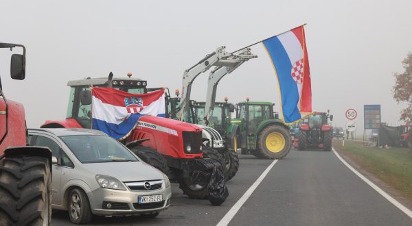 24.11.2022., Zupanja - Prosvjed svinjogojaca koji su nezadovoljni mjerama koje drzava provodi u suzbijanju africke svinjske kuge. Blokada granicnog prijelaza Zupanja - Orasje se nastavlja. Photo: Davor Javorovic/PIXSELL