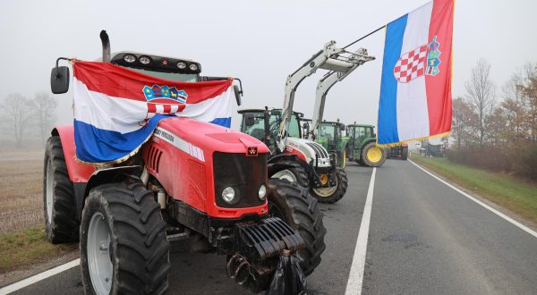 24.11.2022., Zupanja - Prosvjed svinjogojaca koji su nezadovoljni mjerama koje drzava provodi u suzbijanju africke svinjske kuge. Blokada granicnog prijelaza Zupanja - Orasje se nastavlja. Photo: Davor Javorovic/PIXSELL