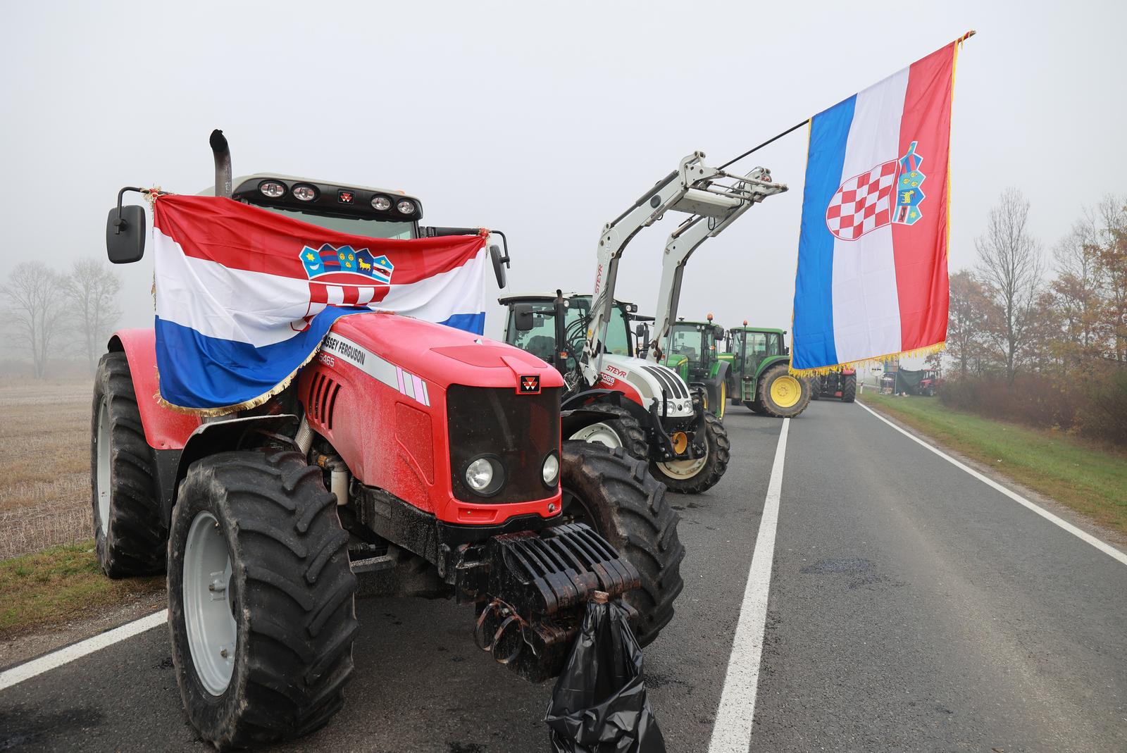 24.11.2022., Zupanja - Prosvjed svinjogojaca koji su nezadovoljni mjerama koje drzava provodi u suzbijanju africke svinjske kuge. Blokada granicnog prijelaza Zupanja - Orasje se nastavlja. Photo: Davor Javorovic/PIXSELL