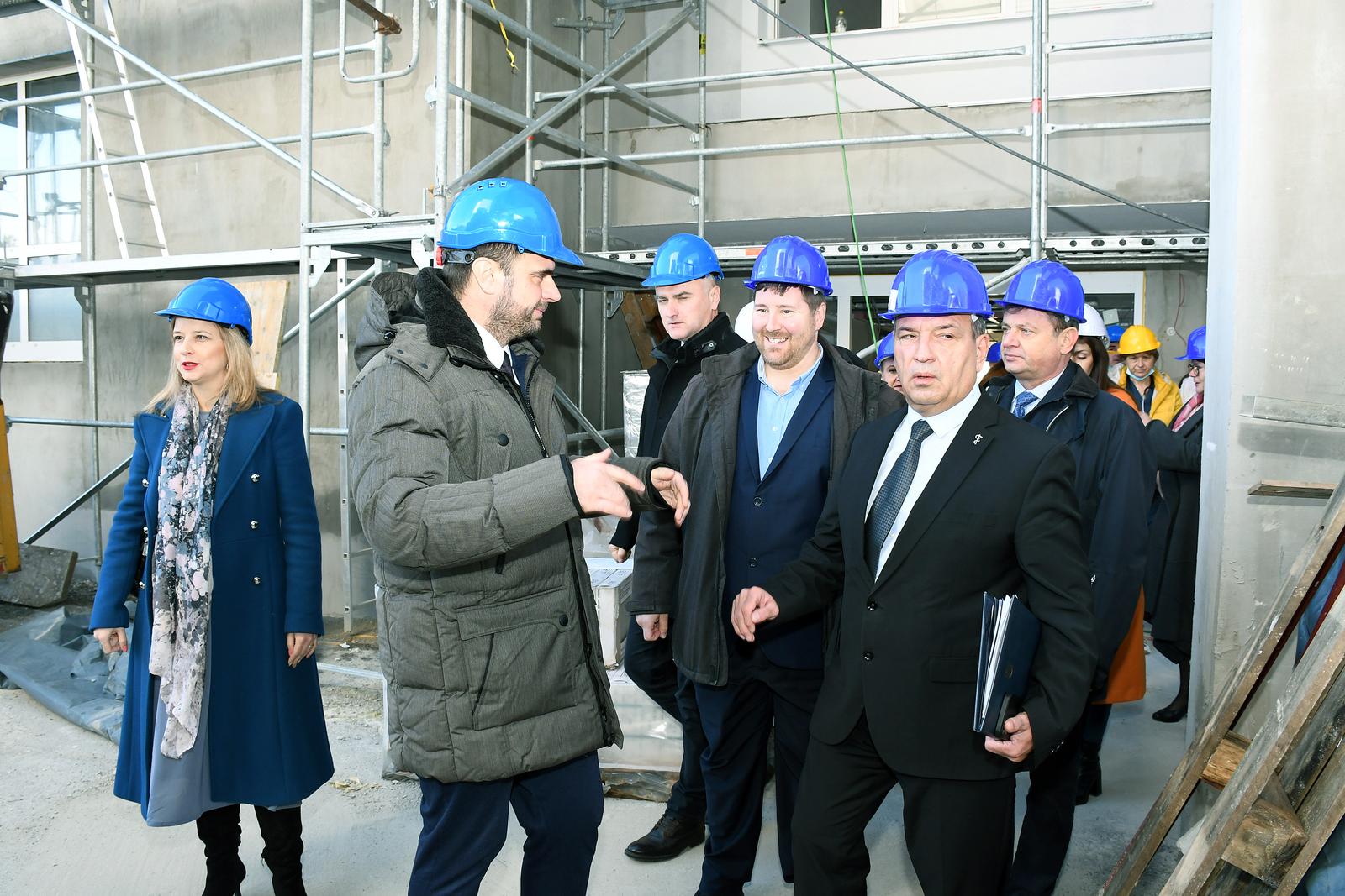 24.11.2023.,Sisak - Sisacko-moslavacki zupan Ivan Celjak uz ministra zdravstva Vilija Berosa, obisao je gradilista u sklopu Opce bolnice „dr. Ivo Pedisic“ Sisak na kojima Sisacko-moslavacka zupanija provodi cjelovitu obnovu.
 Photo: Nikola Cutuk/PIXSELL