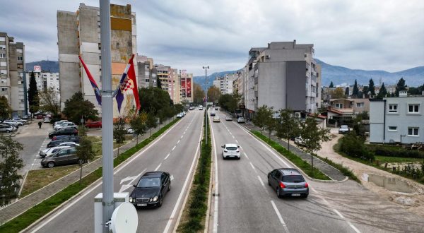 24.11.2023.,Mostar: Studentski most u Mostaru ciji su ideja i projekt svoju realizaciju cekali 35 godina svecano je otvoren 8. veljace 2018. godine. Gradsko vijece Grada Mostara nakon inicijative mladih, Studentskog zbora Sveucilista u Mostaru i Unije studenata Univerziteta "Dzemal Bijedic" dobio je naziv "Studentski most". Ukoliko se mostu prilazi sa zapadne strane gdje vecinski zivi stanovnistvo hrvatske nacionalnosti, na stupovima su izvjesene zastave Herceg-Bosne, dok su na prvim stupovima nakon prelaska Studentskog mosta, istocnoj strani s vecinski bosnjackim stanovnistvom postavljene zastave Bosne i Hercegovine.

 Photo: Denis Kapetanovic/PIXSELL