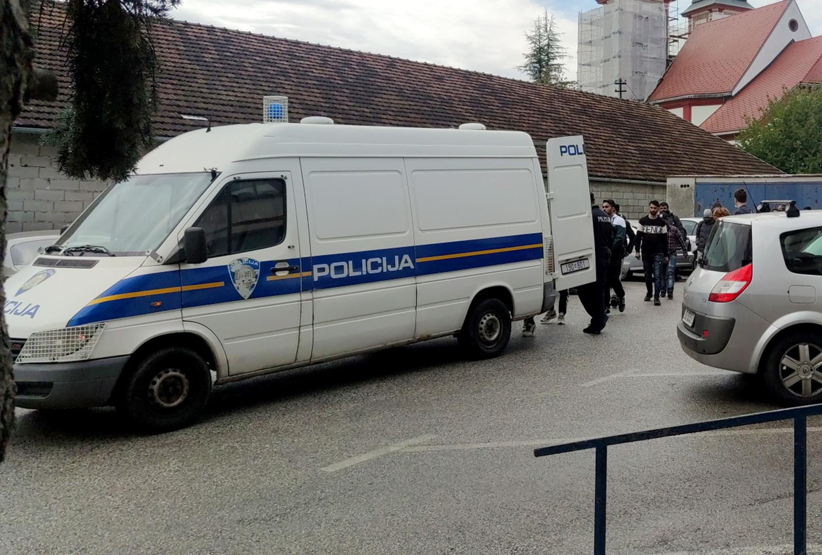 25.10.2022., Zagreb, Sesvete - Policija dovezla velik broj migranata koji cekaju na ulazak u policijsku postaju Sesvete. Photo: Slaven Branislav Babic/PIXSELL