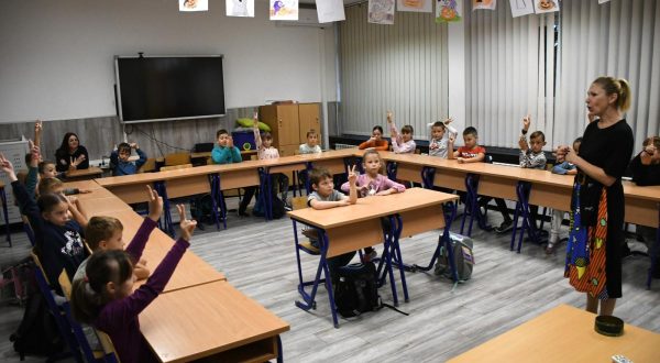25.10.2023.,  Bjelovar - Terapijski pas Luna i njezina strucna voditeljica Natasa Brekalo na svakodnevnom su radnom zadatku u III. Osnovnoj skoli, ali i povremeno gostuju u mnogim ostalim osnovnim i srednjim skolama na podrucju Bjelovarsko-bilogorske zupanije, ali i izvan nje.  .Naime, terapijska labradorica Luna  svaki dan ide u III. OS gdje provodi pet skolskih sati, a o njezin je zadatak da uz uciteljicu Natasu motivira ucenike za rad, smiruje hiperaktivnost i potice sramezljive i nesigurne ucenike. Dakle Luna pomaze svim ucenicima, ne samo one s
poteskocama. Djeca uz nju usvajaju mnoge vjestine a da tog nisu ni svjesna iRijec je o jedinstvenom skolskom projektu i programu u RH, a III. osnovna skola Bjelovar izradila je projekt s Udrugom za pse vodice i mobilitet Zagreb. Cilj projekta je ucenicima olaksati zivot i rad u skoli te povecati njihovu motiviranost za skolske sadrzaje. Nadalje, uciteljica Natasa kaze da cijeli zivot voli pse i radi s njima, ali Luna je nedvojbeno kruna njezine karijere, te stoga planira napisati i prirucnik o radu s terapijskim psima kako bi na isto u skolama potaknula i ostale kolege nastavnike. Inace Natasa je visestruka najuciteljica, a tom prestiznom titulom se okitila i ove godine.  Photo: Damir Spehar/PIXSELL