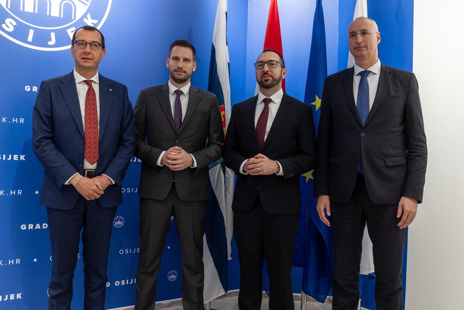 25.11.2023., Osijek - Sastanak gradonacelnika Zagreba, Splita, Rijeke i Osijeka u sklopu "Inicijative cetiri grada”. Teme sastanka je zelena tranzicija, priustivo stanovanje te digitalizacija. Photo: Davor Javorovic/PIXSELL