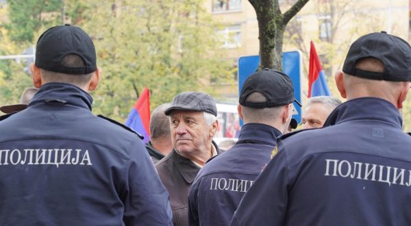 25.11.2023., Dom omladine, Banjaluka (BiH) – Stotinjak pripadnika Boracke organizacije grada Banjaluka okupilo se ispred prostorija SDP BiH u naselju Borik kako bi iskazali protest zbog dolaska clanova ove stranke u Banjaluku povodom obiljezavanja dana ZAVNOBiH i Dana drzavnosti BiH, uprkos zabrani pilicije RS. U Banjaluku je dosao Elmedin Konakovic, ministar vanjskih poslova BiH i predsjednik stranke Narod i pravda. Photo: Dejan Rakita/PIXSELL