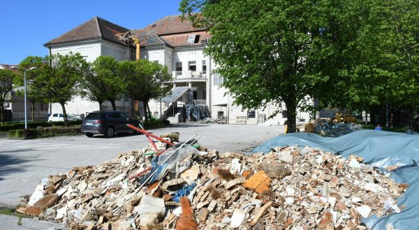 26.04.2023., Sisak - U tijeku je obnova Gradske vijecnice ostecene u potresu 29.12.2020. koja je financirana iz Fonda solidarnosti vrijedna 5,8 milijuna eura ili 43,9 milijuna kuna. Zgrada, koja je u drzavnom vlasnistvu, zasticeno je kulturno dobro koje je moralo proci kroz sve duge faze pripreme dokumentacije i konzervatorskih elaborata.
Gradonacelnica Kristina Ikic Banicek sa suradnicima obisla je radove na obnovi vijecnice. Photo: Nikola Cutuk/PIXSELL