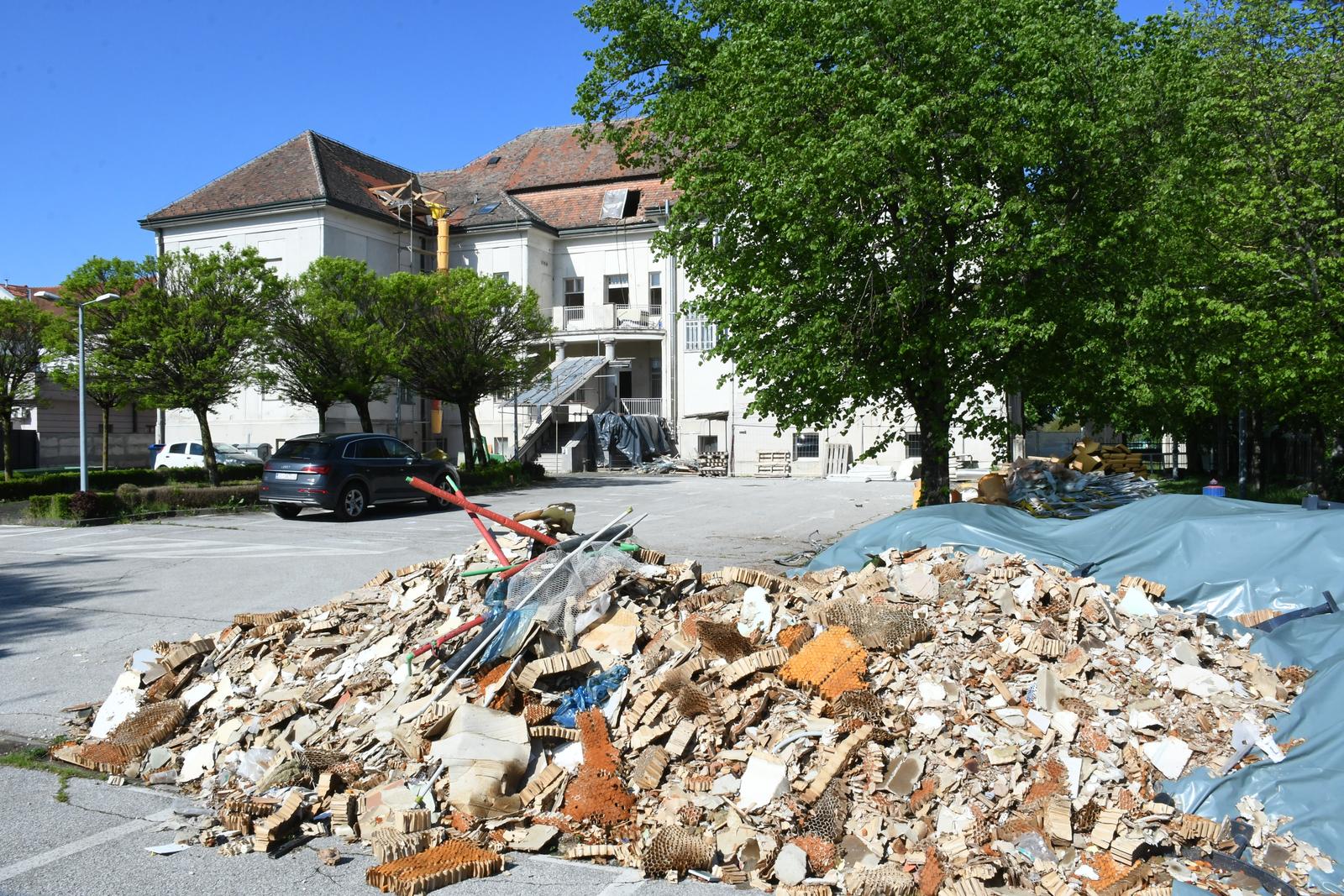 26.04.2023., Sisak - U tijeku je obnova Gradske vijecnice ostecene u potresu 29.12.2020. koja je financirana iz Fonda solidarnosti vrijedna 5,8 milijuna eura ili 43,9 milijuna kuna. Zgrada, koja je u drzavnom vlasnistvu, zasticeno je kulturno dobro koje je moralo proci kroz sve duge faze pripreme dokumentacije i konzervatorskih elaborata.
Gradonacelnica Kristina Ikic Banicek sa suradnicima obisla je radove na obnovi vijecnice. Photo: Nikola Cutuk/PIXSELL