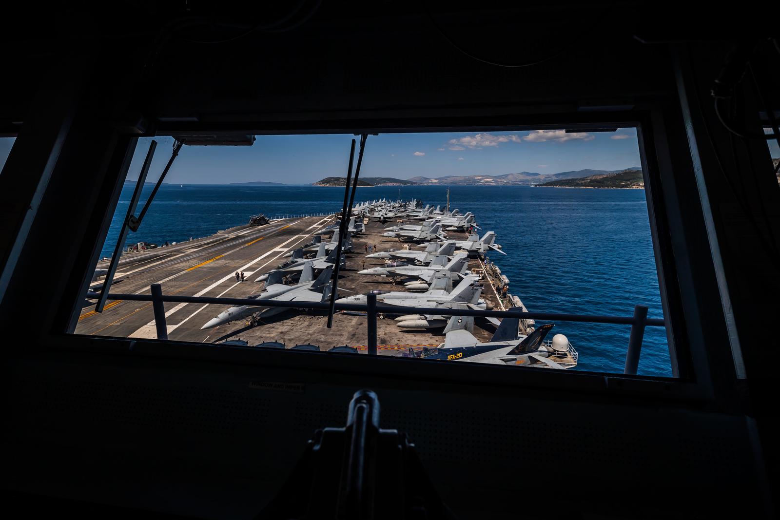 26.06.2023.,Split - Ponos americke mornarice, najmoderniji nosac zrakoplova na nuklearni pogon "USS Gerald R. Ford" uplovio je jutros u Split.Golemi brod, koji privlaci poglede Splicana i turista, najveci je ratni brod u povijesti. Dugacak je više od 330, a visok 76 metara, poput solidnog nebodera, s 25 paluba. Gradnja je stajala 12,8 milijardi dolara, a jos je 4,7 milijardi utroseno za istrazivanje i razvoj. Moze nositi 75 zrakoplova. Posadu, ukljucujuci zrakoplovno osoblje, cini 4500 ljudi. Photo: Zvonimir Barisin/PIXSELL