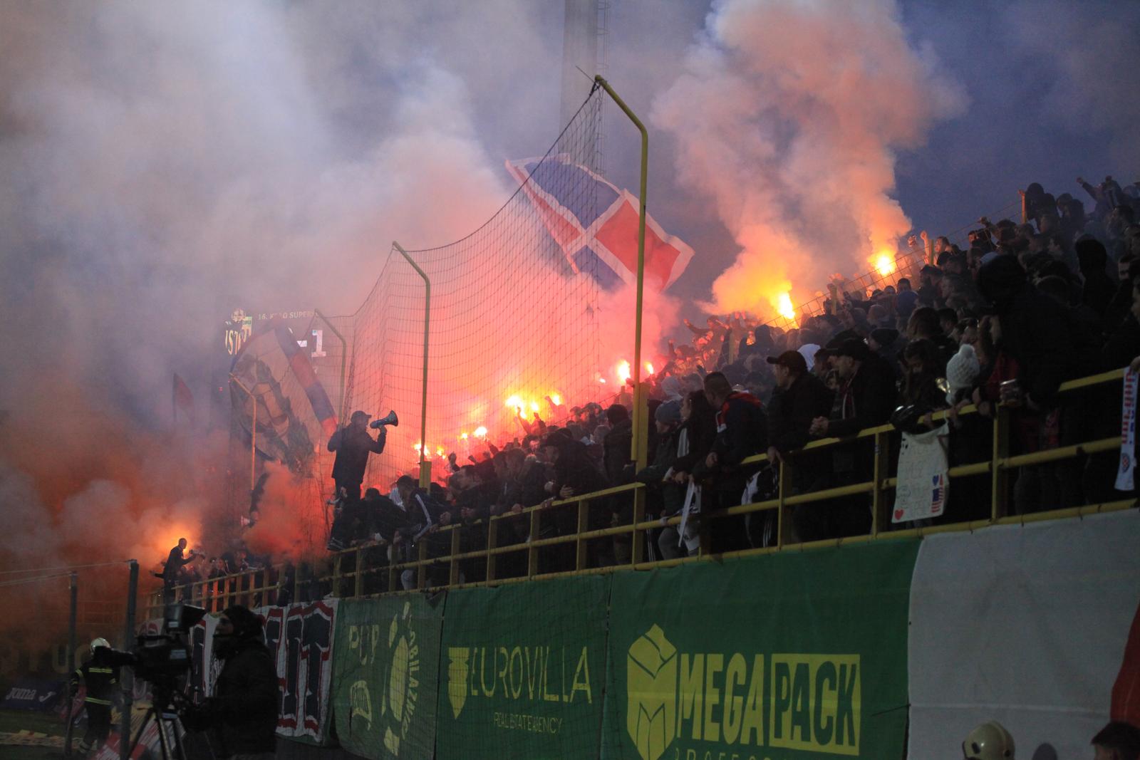 26.11.2023. Pula, stadion Aldo Drosina - Nogometna utakmica SuperSport HNL, 16. kolo, Istra 1961 - Hajduk

Bakljada Torcide Photo: Luka Batelic/PIXSELL