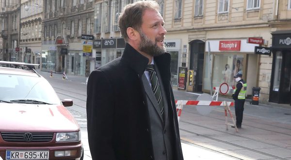 27.03.2020., Zagreb - Ministar drzavne imovine Mario Banozic prilikom dolaska u ministarstvo ponovio je da je u potresu u nedjelju stradalo 744 drzavna stana. Photo: Patrik Macek/PIXSELL