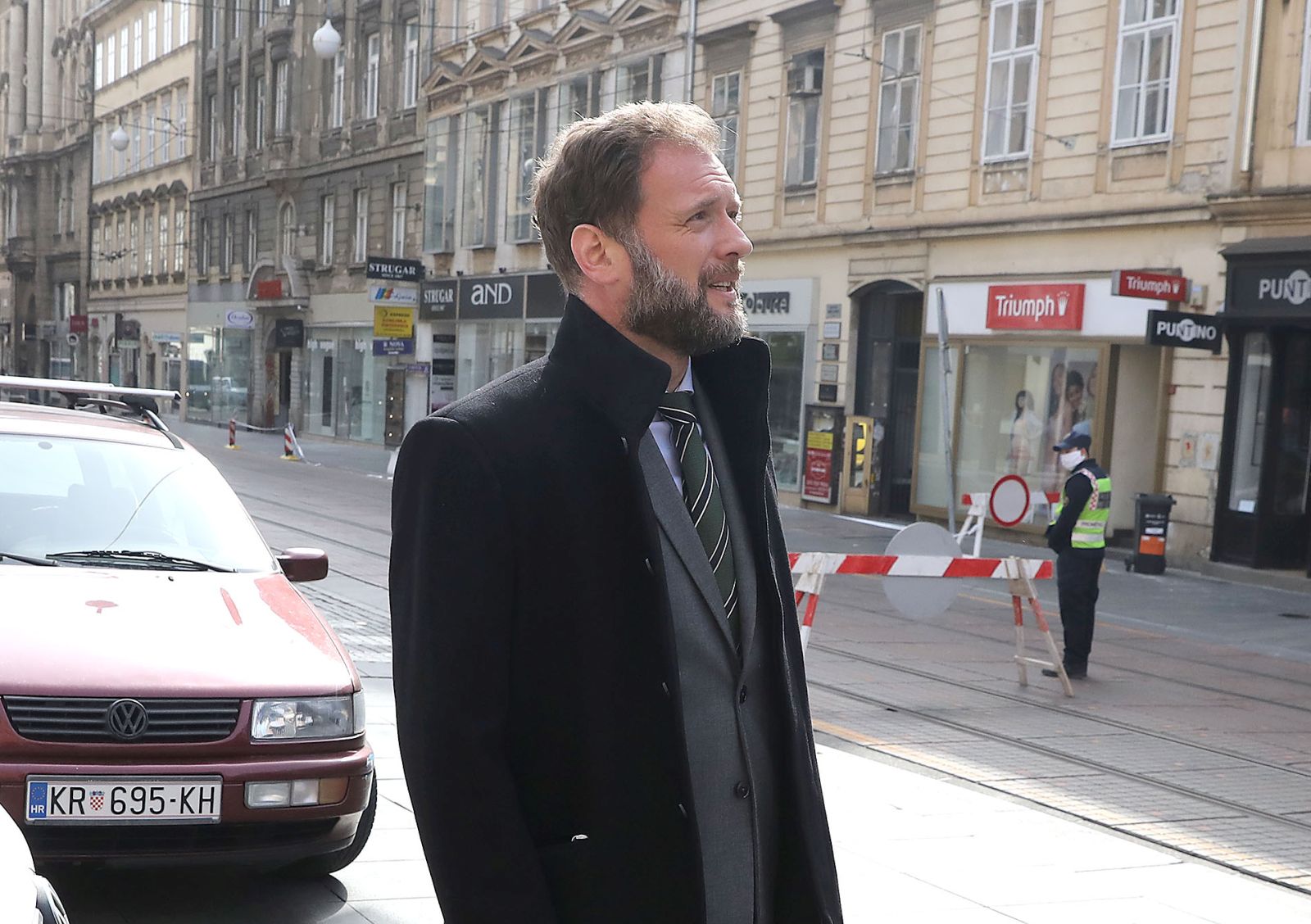 27.03.2020., Zagreb - Ministar drzavne imovine Mario Banozic prilikom dolaska u ministarstvo ponovio je da je u potresu u nedjelju stradalo 744 drzavna stana. Photo: Patrik Macek/PIXSELL