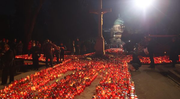 01.11.2021., Zagreb - Svetkovina Svih svetih na groblju Mirogoj i upaljeni lampasi tijekom noci kod sredisnjeg kriza. Photo: Marko Prpic/PIXSELL Photo: Marko Prpic/PIXSELL