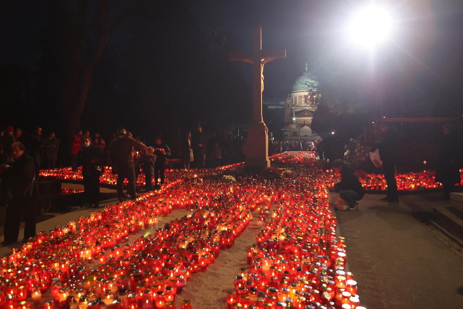01.11.2021., Zagreb - Svetkovina Svih svetih na groblju Mirogoj i upaljeni lampasi tijekom noci kod sredisnjeg kriza. Photo: Marko Prpic/PIXSELL Photo: Marko Prpic/PIXSELL