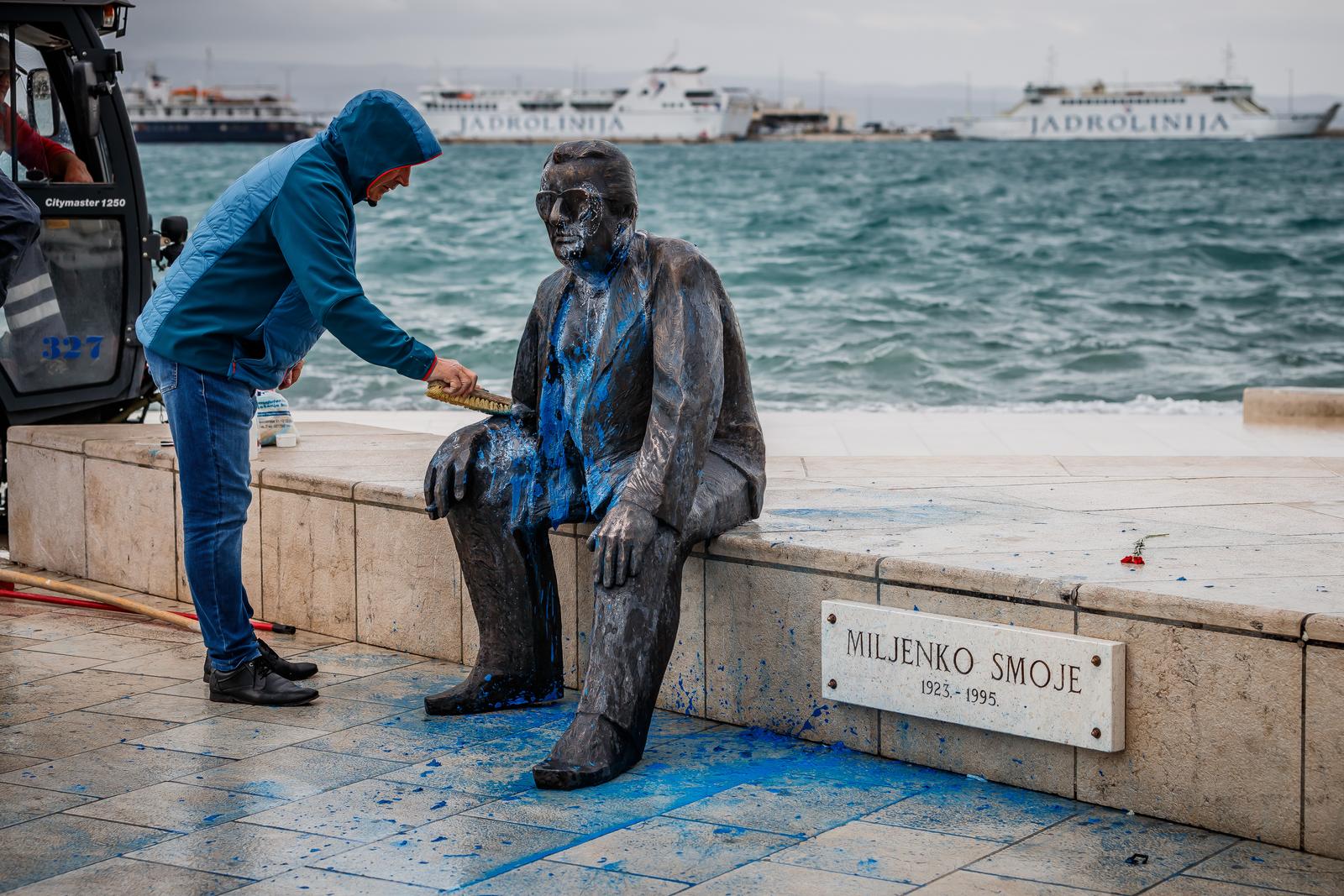 27.10.2023., Split - Ciscenje spomenika Miljenku Smoji koji je tijekom noci zaliven plavom bojom. Photo: Zvonimir Barisin/PIXSELL