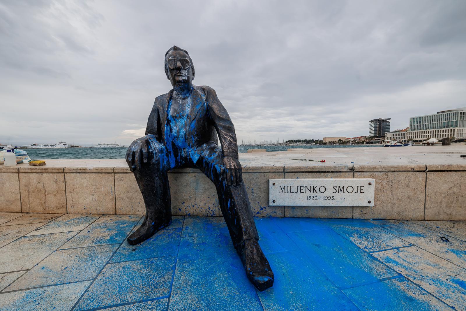 27.10.2023., Split - Vandali plavom bojom zalili spomenik Miljenku Smoji. Photo: Zvonimir Barisin/PIXSELL