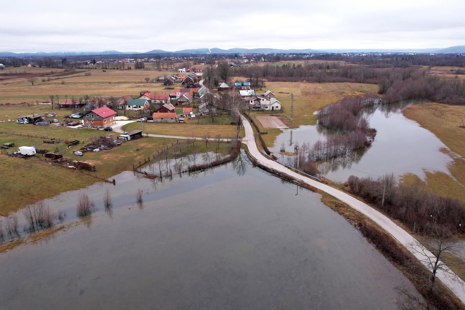 27.12.2021., Gospic - Na podrucju izmedju Zabica i Lickog Novog kod Gospica jucer je visoki vodostaj zaprijetio kucama i gospodarskim objektima. Vecina vode se nocas povukla. 
  Photo: Dino Stanin/PIXSELL
