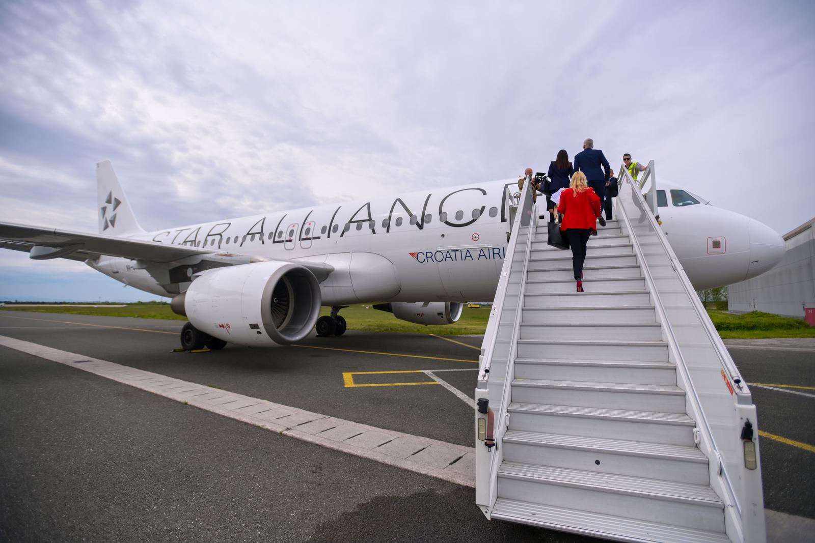 28.04.2023., Zagreb - Croatia Airlines, hrvatski nacionalni avioprijevoznik, i Carwiz International, danas su potpisali Ugovor o prosirenju poslovne suradnje kroz projekt FLY&DRIVE i to u cockpitu zrakoplova Airbus ispred hangara u tehnickom sredistu Croatia Airlinesa u MZL Zagreb. Ugovor su potpisali Slaven Zabo, direktor komercijalnih poslova Croatia Airlinesa i Kresimir Dobrilovic, direktor Carwiz Internationala. Photo: Igor Soban/PIXSELL