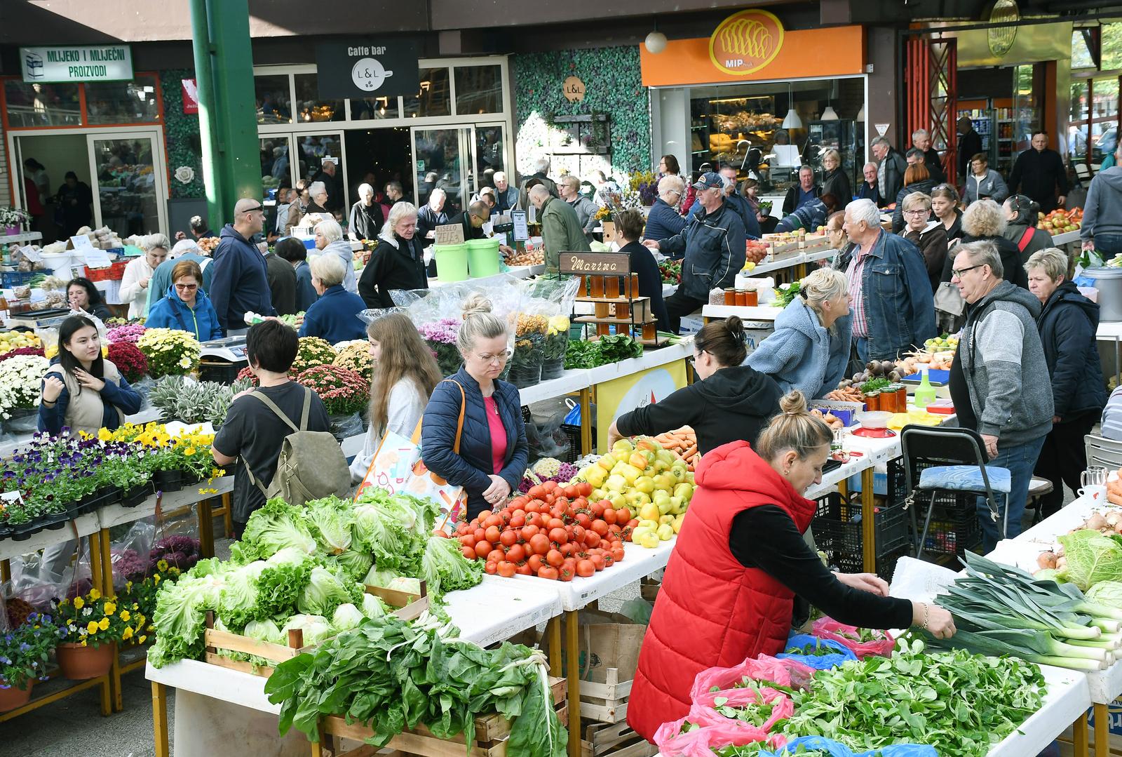 28.10.2023., Sisak - Subotnja guzva na sisackoj Gradskoj trznici. Photo: Nikola Cutuk/PIXSELL