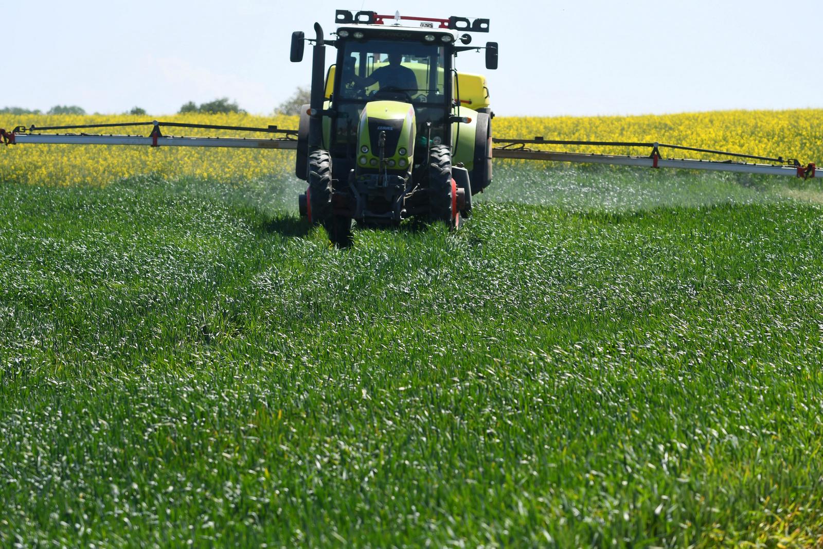 29.04.2020., Koprivnica - Poljoprivredni proljetni radovi. Koristenje zastitnih sredstava (pesticida) na usjevima.rPhoto:Damir Spehar/PIXSELL