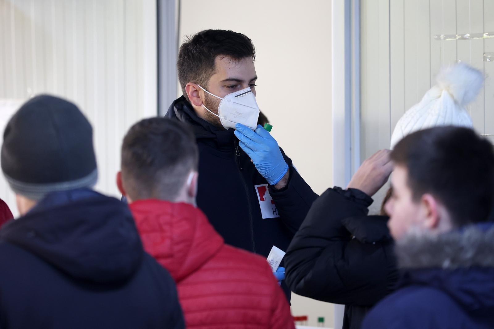 29.11.2023., Zagreb - Testiranje na hripavac na testnom mjestu u montaznom objektu ispred Hrvatskog zavoda za javno zdravstvo u Rockfellerovoj 12. Photo: Sanjin Strukic/PIXSELL
