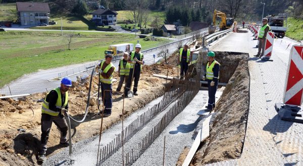 Ozalj: Radovi na sanaciji potpornog zida na državnoj cesti 228 30.03.2019., Ozalj - Na Drzavnoj cesti DC 228 u tijeku su radovi na sanaciji potpornog zida kod serpentina u Ozlju, u duzini 55 metara. Investitor su Hrvatske ceste do.o. a radove izvode tvrtke Mar do.o. i  slovenska tvrtka Maptrade. Radovi bi trebali zavrsiti do sredinom lipnja.rPhoto: Kristina Stedul Fabac/PIXSELL