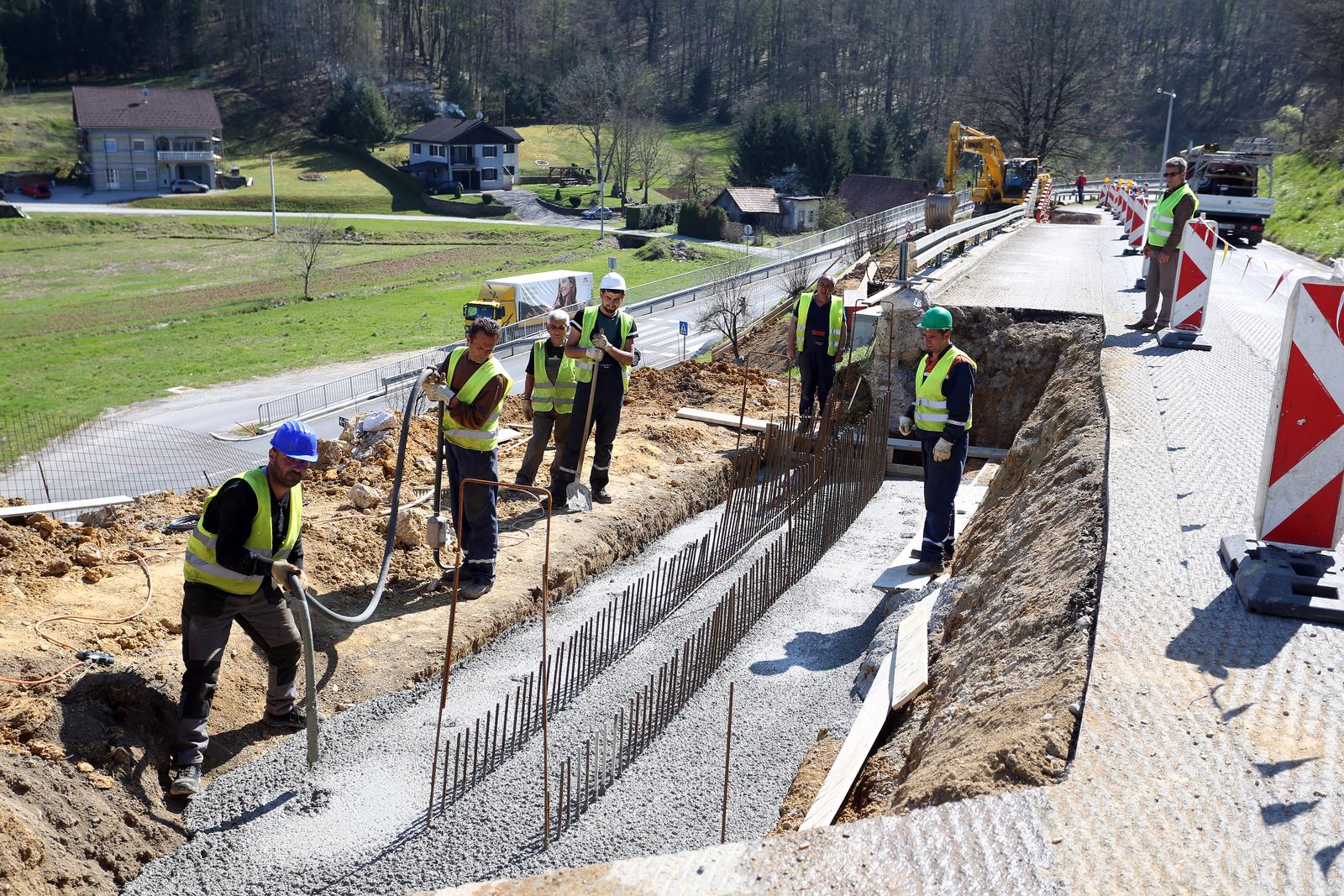 Ozalj: Radovi na sanaciji potpornog zida na državnoj cesti 228 30.03.2019., Ozalj - Na Drzavnoj cesti DC 228 u tijeku su radovi na sanaciji potpornog zida kod serpentina u Ozlju, u duzini 55 metara. Investitor su Hrvatske ceste do.o. a radove izvode tvrtke Mar do.o. i  slovenska tvrtka Maptrade. Radovi bi trebali zavrsiti do sredinom lipnja.rPhoto: Kristina Stedul Fabac/PIXSELL