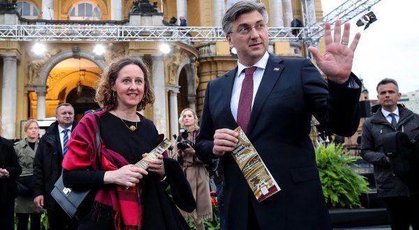 30.05.2020., Zagreb - Svecani koncert ispred HNK u povodu Dana drzavnosti. Nina Obuljen Korzinek, Andrej Plenkovic.rrPhoto: Goran Stanzl/PIXSELL