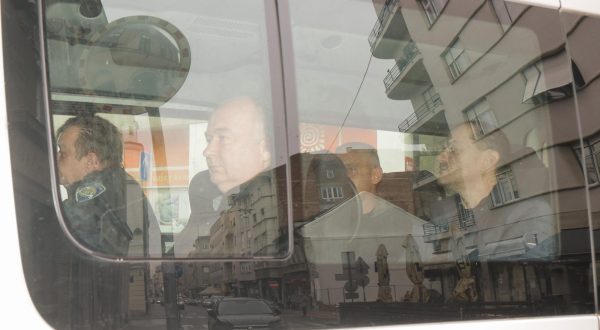 30.11.2023., Zagreb - Privodjenje na Zupanijski sud petorice uhicenih policajaca zbog zloupoterebe polozaja i ovlasti. Osumnjiceni policijski sluzbenici ce rjesenjem nacelnika Policijske uprave sisacko-moslavacke biti udaljeni iz sluzbe, a osim podnosenja zahtjeva za pokretanjem disciplinskog postupka, nakon sto budu predani pritvorskom nadzorniku, protiv njih ce biti podnijeta i kaznena prijava Uredu za suzbijanje korupcije i organiziranog kriminaliteta. Photo: Luka Stanzl/PIXSELL