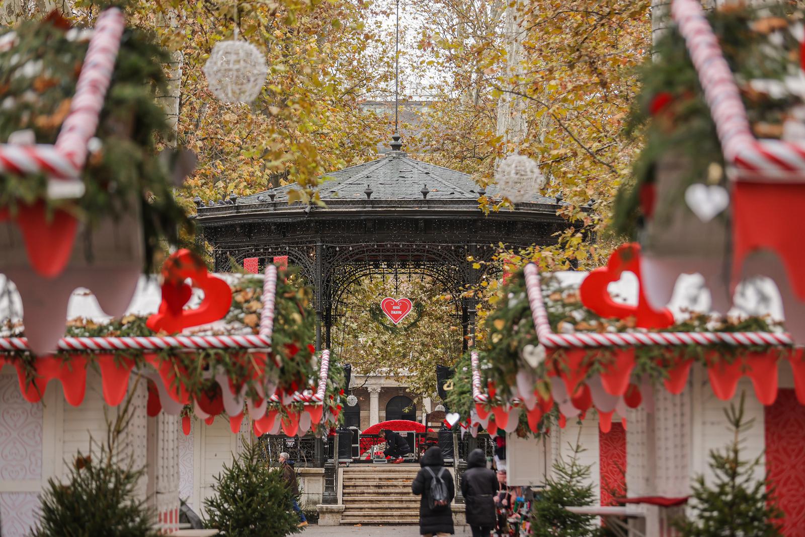 30.11.2023., Zagreb - Atmosfera u gradu prije otvaranja Adventa u Zagrebu koji se odrzava od drugog prosinca do sedmog sjecnja sljedece godine na ratnim lokacijama u centru Zagreba. Photo: Luka Stanzl/PIXSELL