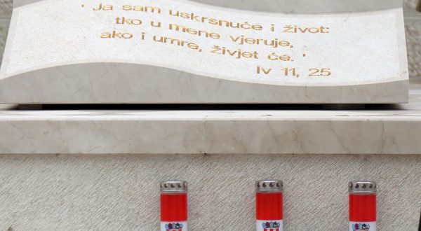 31.10.2023.,Sibenik-Prigodom obiljezavanja blagdana Svih svetih i Dusnog dana, izaslanstvo Sibensko-kninske zupanije polozilo je vijenac i zapalili svijecu podno Sredisnjeg kriza na gradskom groblju Kvanj u spomen na sve poginule hrvatske branitelje i civilne zrtve Domovinskog rata. Vijence su polozili i zajednicko izaslanstvo Ministarstva hrvatskih branitelja, Ministarstva obrane, Ministarstva unutarnjih poslova te udruga proisteklih iz Domovinskog rata.    Photo: Dusko Jaramaz/PIXSELL