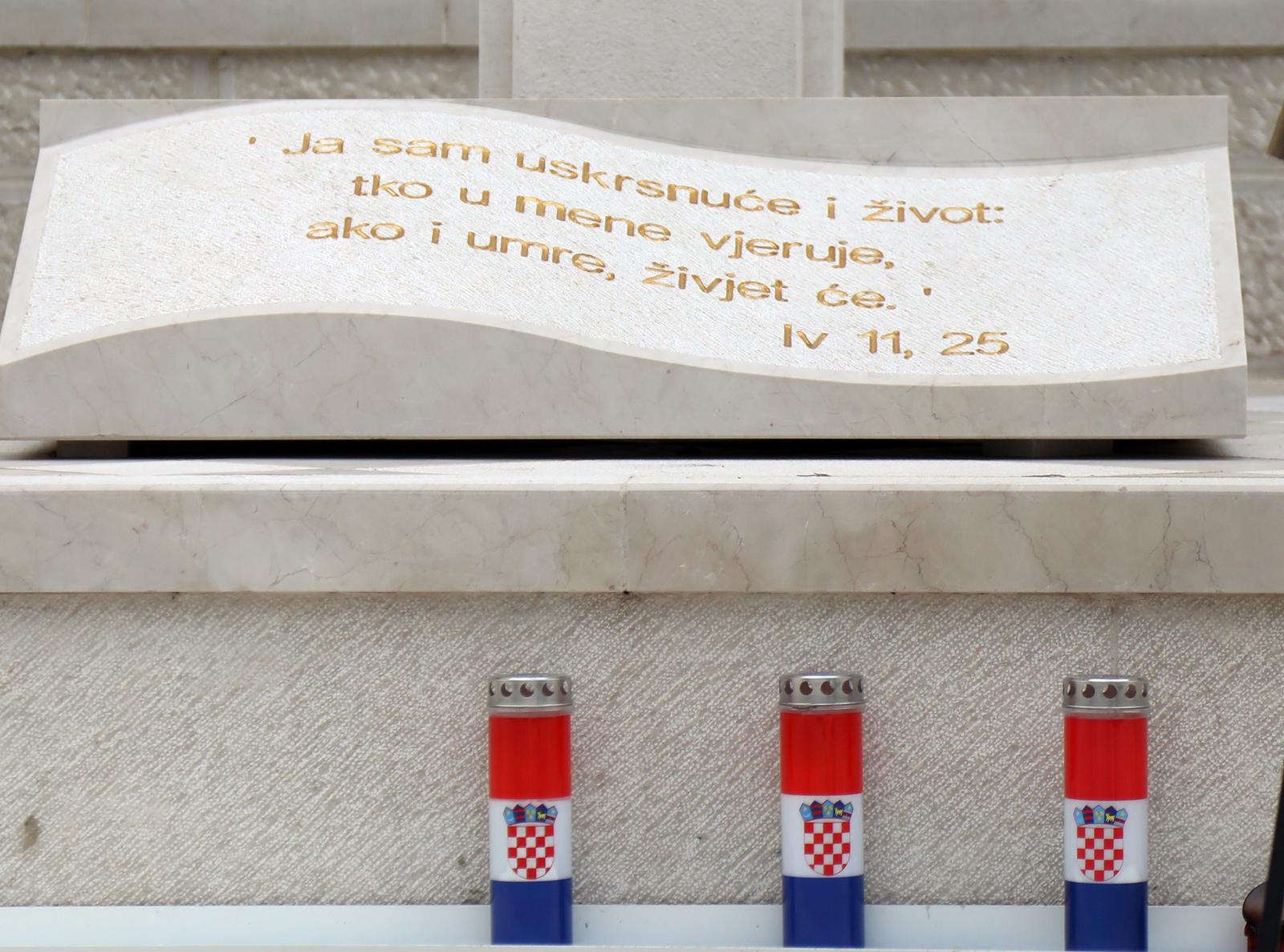 31.10.2023.,Sibenik-Prigodom obiljezavanja blagdana Svih svetih i Dusnog dana, izaslanstvo Sibensko-kninske zupanije polozilo je vijenac i zapalili svijecu podno Sredisnjeg kriza na gradskom groblju Kvanj u spomen na sve poginule hrvatske branitelje i civilne zrtve Domovinskog rata. Vijence su polozili i zajednicko izaslanstvo Ministarstva hrvatskih branitelja, Ministarstva obrane, Ministarstva unutarnjih poslova te udruga proisteklih iz Domovinskog rata.    Photo: Dusko Jaramaz/PIXSELL